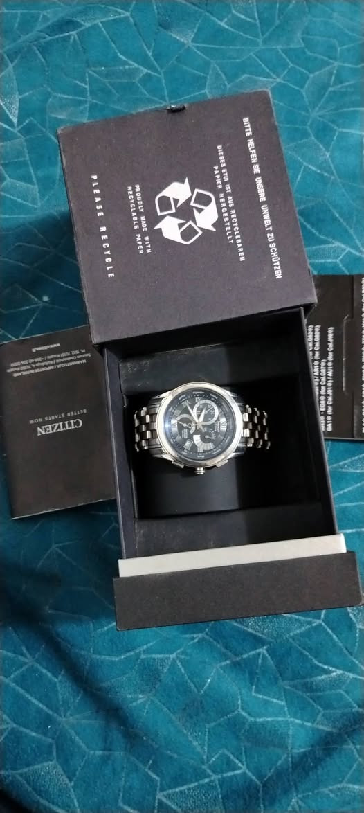 ستزن، ياباني ايكو درايف شحن ضوئي، سناتر كله شغاله وتاريخ يومي مع علبه وملحقات تناسب اليد الناعمه والمتوسطه والخشنة، نقص في حبات السير،مينة مميزة تنطي عدة الوان، السعر 200 $، يوجد توصيل ***********
