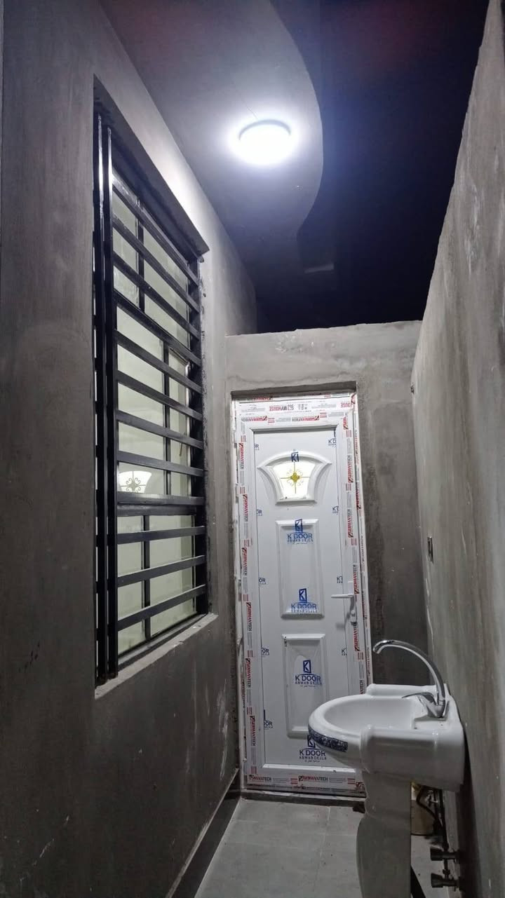 السلام عليكم بيت للبيع في ناحية العباسية خلف معرض حيدر السلامي للسيارت طابو زراعي  سند 25 مساحة 100مربعة فول سيراميك وبورسلين مثل مموضح بالفيديو والصور السعر 48 للاستفسار اتصل على الارقام التالية ***********//***********
