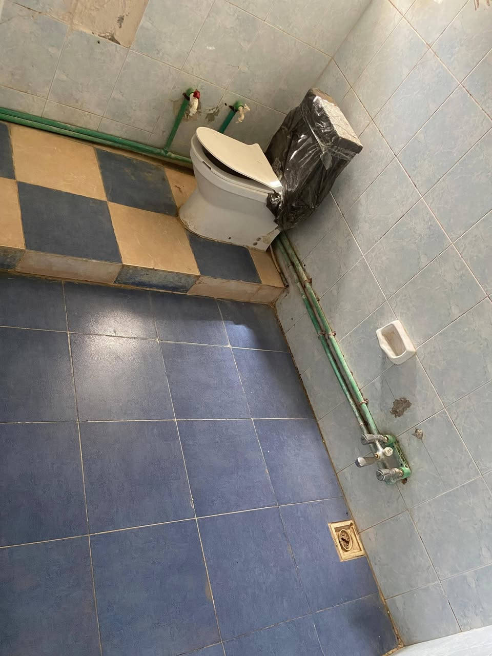 بيت 200متر ركن طابق ونص داخل كاشي ابقاميشلان بعد منطقة سيروان واجه منطقه سعر 16بي مجال بسيط خدمات كهرباء ومولده ومدرسه وجامع بس منطفه مو تبليط هاتف ***********
