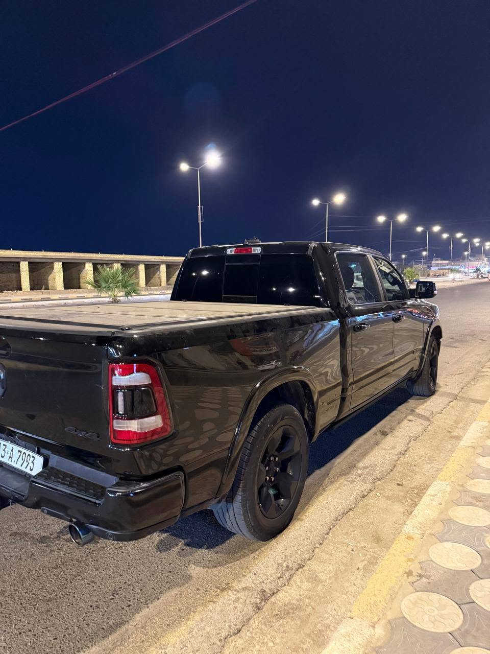 السلام عليكم
2019
* الفئة: Laramie
* المحرك: HEMI V8 سعة 5.7 لتر
* القوة: 395 حصان
* ناقل الحركة: أوتوماتيك 8 سرعات
* نظام الدفع: 4×4 (إذا كانت سيارتك دفع رباعي)
* المقصورة: جلد فاخر
* المقاعد الأمامية: كهربائية مع تدفئة وتبريد
* المقود: جلد مع تدفئة وأزرار تحكم
* الشاشة: Uconnect قياس 12انج * يدعم: Apple CarPlay وAndroid Auto
* نظام صوتي ممتاز
* كاميرا خلفية
* حساسات أمامية وخلفية
* تشغيل بصمة (Keyless Entry & Push Start)
* تشغيل عن بُعد (Remote Start)
* مكيف أوتوماتيك ثنائي المناطق
* مثبت سرعة
* إنارة LED أمامية وخلفية
* مرايا كهربائية قابلة للطي
* جنوط ألمنيوم 20 إنش)
* صندوق تحميل واسع مع باب خلفي مساعد على الفتح والإغلاق
* قدرة سحب عالية تناسب القوارب والكرفانات والمقطورات.
* السيارة كلين تايتل بدون اي ضرر
* اللون اسود ماشية 160 الف
* للاستفسار عن السعر الاتصال ع الرقم *********** اتصال فقط
