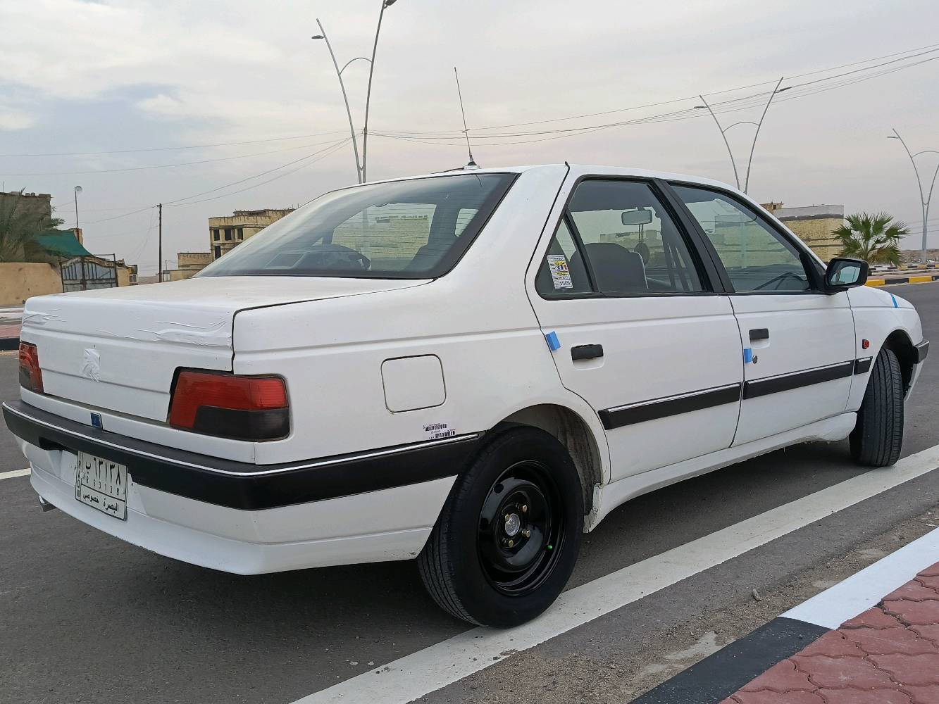 السلام عليكم بيجو 405 موديل 2012 رقم بصره سنويه مجدده لغاية 2028 
السياره مكفوله من الضربه والتبديل ماعدا البنيد طاير ومبدله والقديم موجود عندي.
السياره جاهزه كير محرك حداده تخم تااير جديد.. درايم شفتات كاملات زوج جدد توني امبدلهن... دواخل جديده كهربائيات كلهه شغاله.. السياره احلى من الصور وصفاحهه شرط موس.. ترايهه وين مايعجبك وراعيهه يريد تحويل.. مكاني بصره القبله السعر 38 وبيهه مجال بصيط للشراي