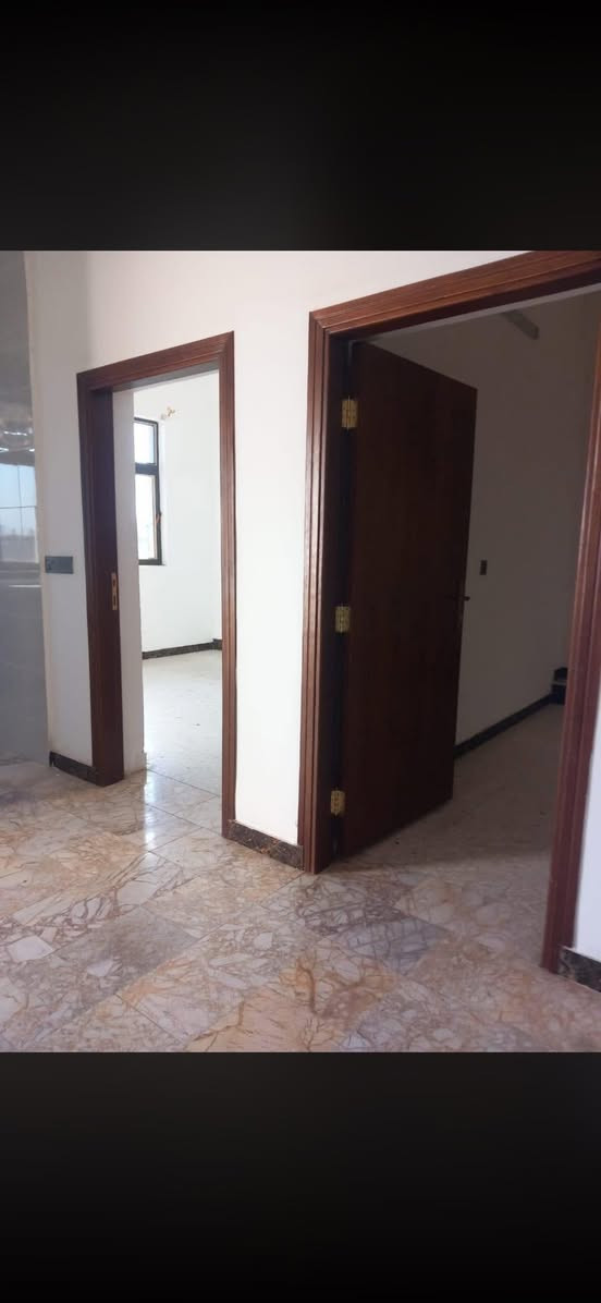 سلام عليكم يتوفر لدينا شقق جاهزه درجه اولى خدمات مصعد شغال24 ساعه خط مولده جاهز. خط انترنيت جاهز سنلايت مركزي حراسه نظام مراقبه الكامرات الشقه المطبخ جاهز سنك ماطور ماء سخان 
اتصال ***********
الموقع حي جوادين قرب السوق
