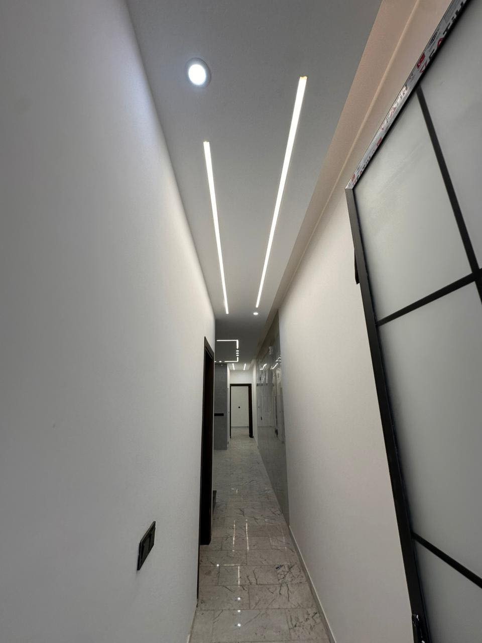 #للبيع  في #السيدية ! ( الاعتماد الهندسي للعقار )

🏡 تفاصيل العقار:

 المساحة: 100 م  الواجهة: 5 م  النزال: 20م

الطابق الأول: صالة لأستقبال الضيوف، ، مطبخ حار وبارد، غرفة نوم، حمام بتصميم أنيق.

الطابق الثاني: 2 غرف نوم مع هول داخلي  بالاضافه الى حمام ملحق 

الطابق الثالث: غرفة نوم سويت ماستر مع هول داخلي ولوندري

📍 موقع مثالي:
يقع المنزل في السيدية مربع الضباط مقابلة تشجير مربع هادئ لبيت مجهز بأحدث المواصفات العصرية 

. البيت بنظام Smart Home منزل ذكي.
. نظام لمس Touch point.
.البيت بالكامل مغلّف بارقى انواع المرمر الاسباني. 
.البيت مجهز كامرات مراقبة مع WiFi. 
.شبابيك دبل جام عازل.
. جلسة خارجية مميزة
.ديكورات حديثة ومواصفات عالية
‏‎📲 أرسل رقم   1  وسيتم الرد عليك فورًا 

‏‎💰 التعامل والتفاوض مباشر مع صاحب العقار

***********-***********-***********📞

‏‎الفرع الاول / الـسـيـديــة الضباط مقابل افران الرباط
‏‎ الفرع الثاني /شارع العلوة مقابل مدرسة حلم الغد الاهلية 
‏‎الفرع الثالث / عرصات الهندية مجاور فندق بلوم 

‏‎‏‎زبائننا الكرام بِكُم نَرتقي ونَتشرف بزيارتِكم ونَفتخر بخِدمتِكم ❤
