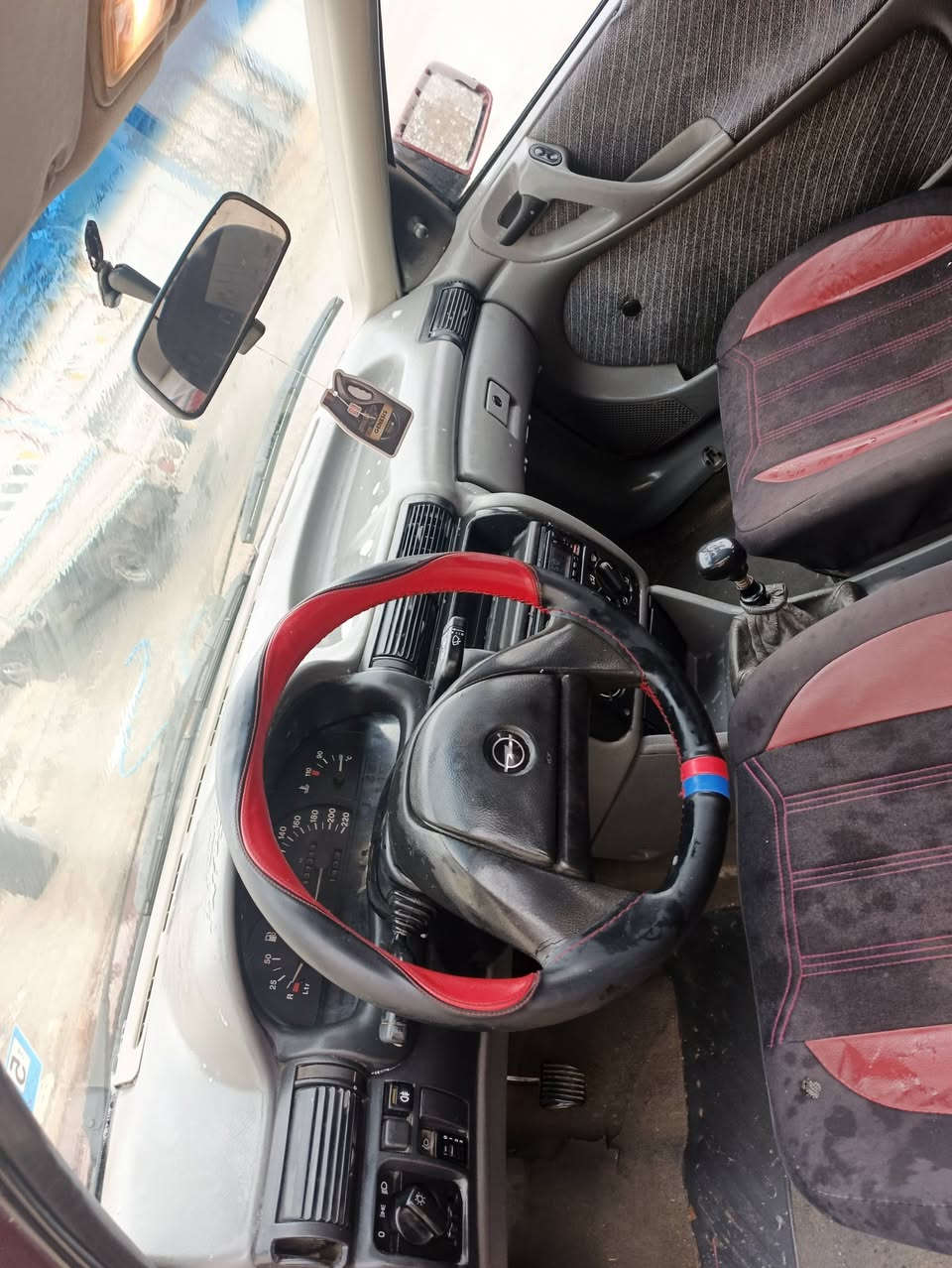 استرا
موديل 93
سنويه عضم 
محرك وكير نضيف شرط
كاربون بانزين 
شرط التحويل من ابو السنويه 
السعر 40 
***********
رقم الموبايل
