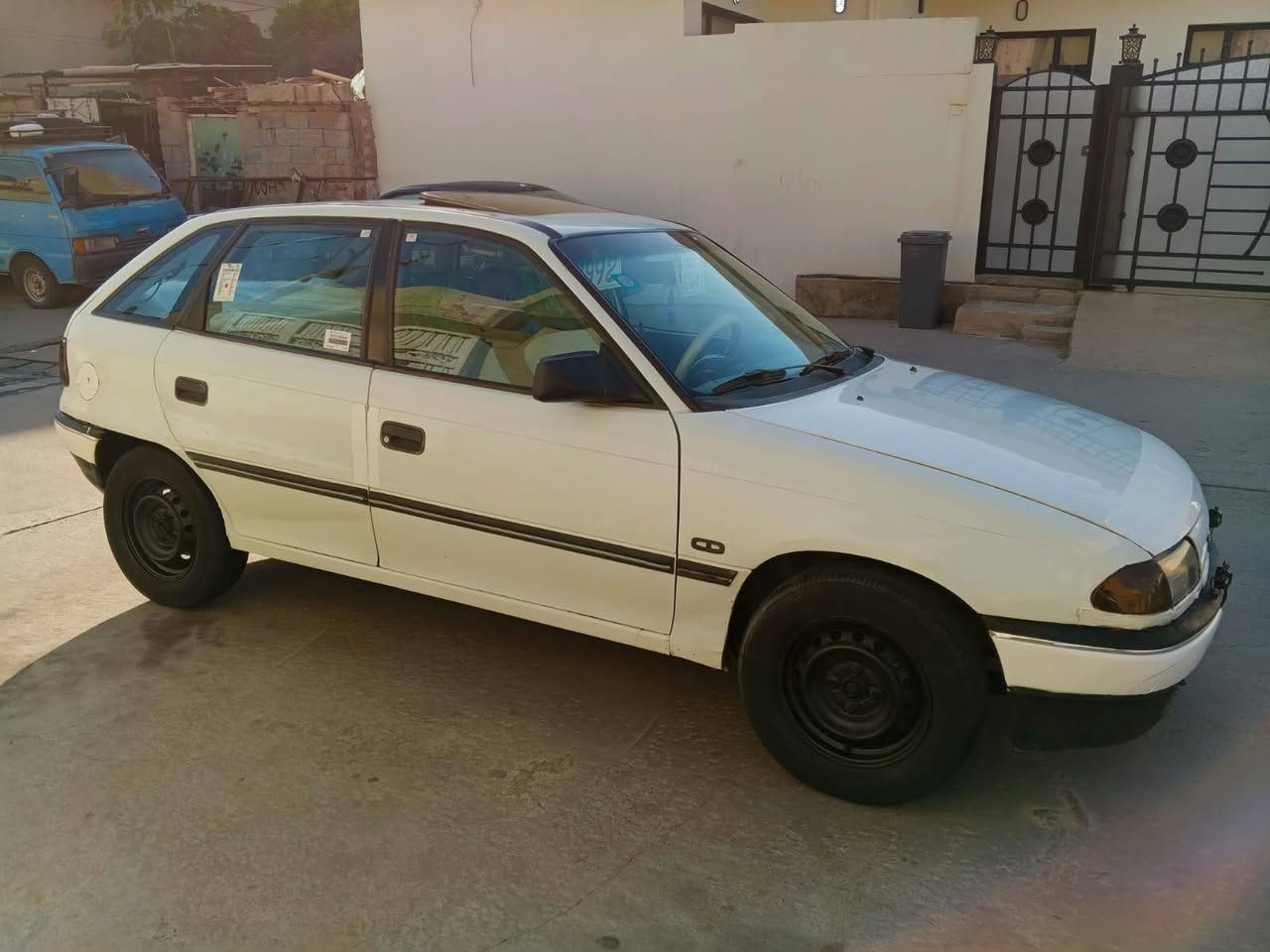 اوبل استرا. موديل 1992 محرك 16 كير عادي قايش عريض (پاور) سنويه مشروع وطني شرط التحويل 
سياره بدون ضربه  كوبون بنزين بيهه 
مكان سياره كركوك 
سعره 33 
*********** كركوك, العراق
