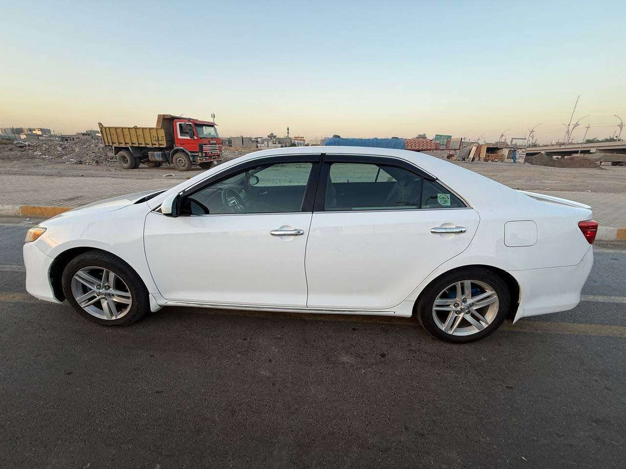 سلام عليكم كامري 2012 
LE مواصفات معروفة
بيها نص باب ونص جاملغ بدون دواخل بدون ايرباك
سبير منازل
ماشي 190 ميل
كير ومحرك ما مفتوح
*********** كركوك, العراق
