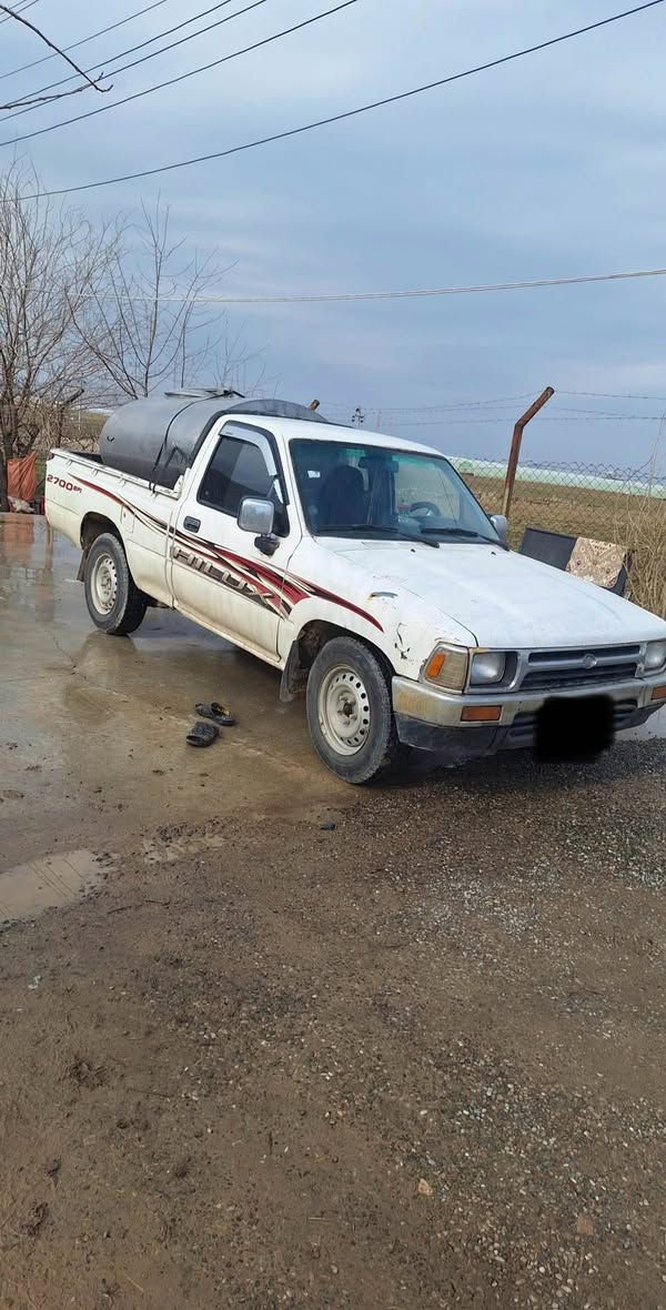 تۆیۆتا پیکاب ١٩٩٠ تاک چوار قولاب سەیارەکە مالی کەسابەتە بی مەسرەفە گیر مەکینەو ئەکسل بەشەرت   سەیارەکە نموونەیە لە هەیکەلو جوانی یەک دینار مەسرەفی تیانیە هەموو گیانی مەزبوتە ئیش ئەکات چوار تایەی لۆکی لە ژیرایە کارەبای مەزبوتە سەیارەکە ئارمە سەیارەکە لە سلیمانیە 
*********** السليمانية, العراق
