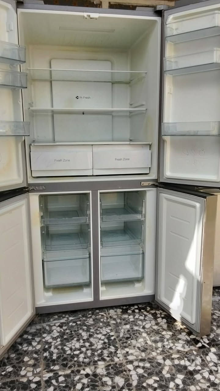 ثلاجات نضيفه شغاله على الفحص حجمها كبير سعر القطعه ب 400 وثلاجه كونكورد ب 180 طباخ فريش مصري سعر 190 مكان مدينه الصدر يوجد توصيل للاستفسار واتساب ***********
