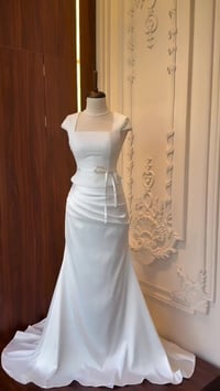 فستان عقد • قياس ٤٠-٣٨ • ملبوس نص ساعة