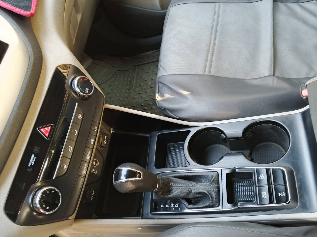 السلام عليكم
هيونداي توسان وارد امريكي للبيع فقط موديل 2016 
المواصفات 
شاشة 
كاميرا خليفة
وضعيات قيادة eco sport
تحكمات ستيرن
محرك 1600 توربو 
كير ومكينة مكفول 
تفاصيل الحادث بالسونار 
إشارة بالمراية الجانبية
السعر 150ورقة وبيها مجال 
عنوان الشعب شارع الصحة 
***********
