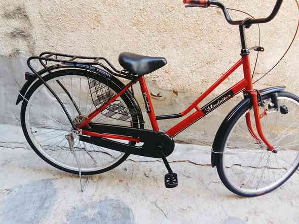 السلام عليكم بايسكل حجم 26 بناتي للبيع بايسكل نظيف نظافه 75% السعر 85 وبي مجال داينمو شغال مكاني بغداد العامريه راسلني على هذا الرقم ***********
