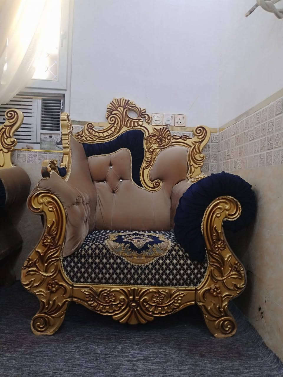11 مقعد
 القطع ثنين كبار وثنين كراسي وحده وسط
بسعر 450 الف 
كربلاء شارع ميثم التمار 
***********
