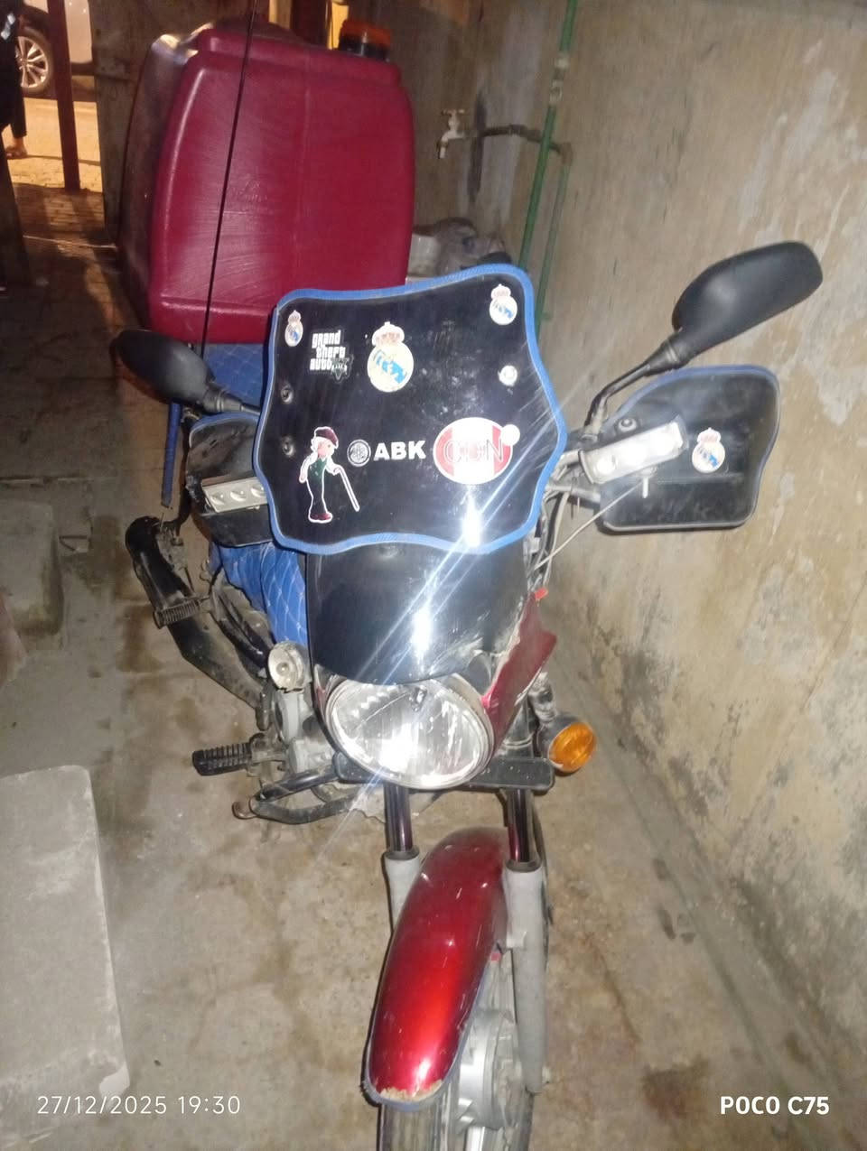 بوكسر مديل 18 رقم وسنويه دراجه بيه خيط تبخير اربعه كير مو خمسه  دراجه احله من الواقع بس متروكه  صارله سبوع دراجه خير من الله من معدل وشلعه تخبل عليه اضافات من صندوك دلفري وجامه اماميه  واريل طويل وتلببسه زركه وعله زنون H7 زنون قوي كلش مفتوحه مره وحده تجفيت وكاله قبل 4 اشهر  سعر مليون ونص قفل  هاتف ***********
