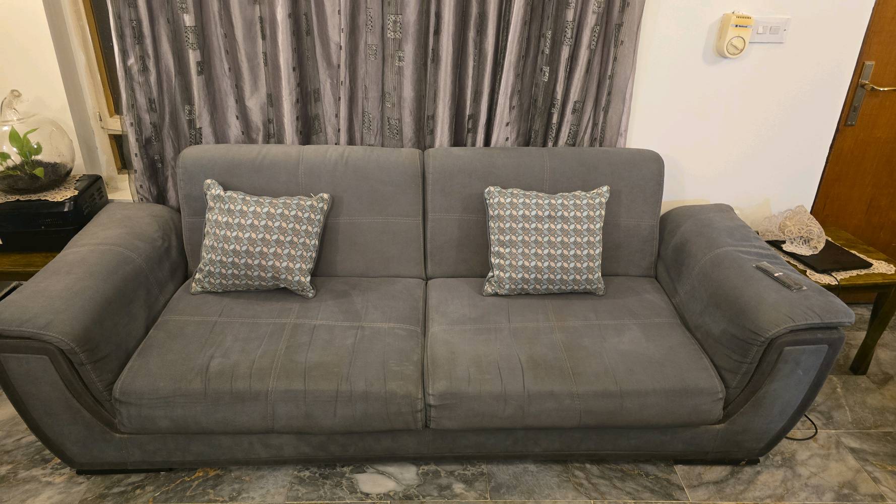 
شنو هو طراز أو ماركة التخم؟: 
تركي ٨ مقعد يفتح سرير واسع 
وين موقعك بالضبط في العراق؟: 
بغداد الغدير قرب ضريبة بغداد الجديدة 
هل التخم بحالة جديدة أو مستخدمة؟: 
مستخدم بحالة جيدة 
هل السعر ثابت او قابل للتفاوض؟: 
نعم 
عندك خدمة توصيل أو لا؟: 
لا