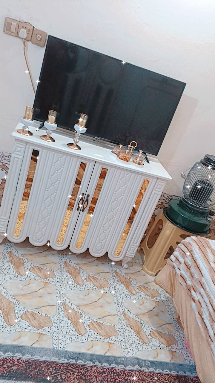 غرف نوم للبيع استعمال قليل ضرر بسيط 
تختوي كنتور وملحق وميز مرايه وميز شاشه وجربايه وميزين مال جريايه غرفه ضخمه شغل عراقي غرفه عراقيه  سعر مليون و 800 وبيه مجال مكاني بغداد حي النصر للاستفسار ***********
