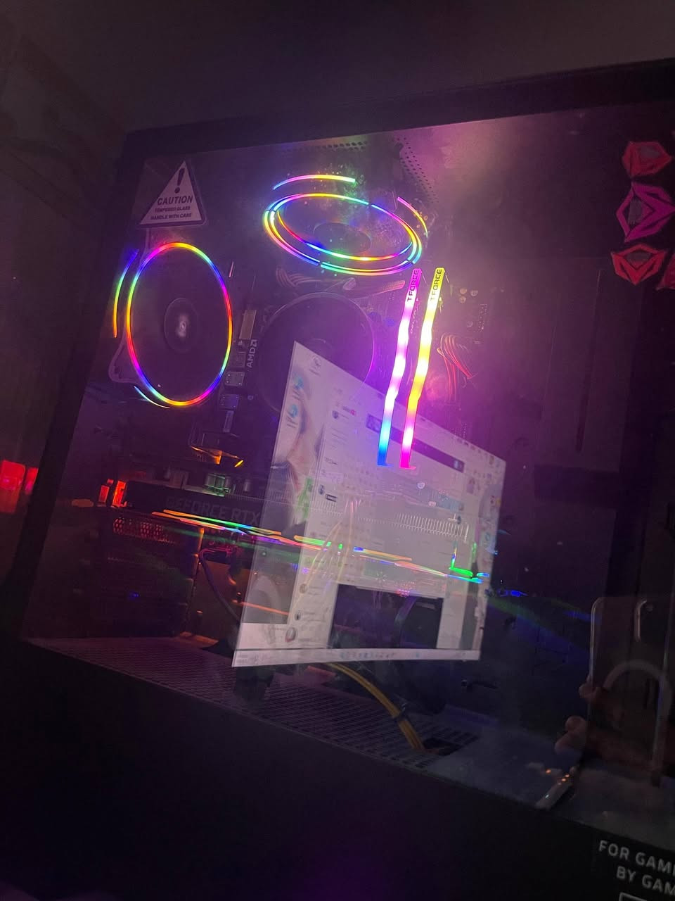فقط كيس للبيع مكاني بصره رقم تلفوني *********** 
الكيس من شركه RAZER بل الون الاسود 4 فانات ثنين فوق ثنين تحت RGB-
المعالج رايزن 5   3600                                                                                                                                                       كرت الشاشه 2060 سوبر 3 فانات     RGB                                                              البورد   B450M DS3H                                                                                                          الرامات 16 8+8                                                                                                                         التخزين SSD 256 مثبت عليه النضام وHHD1تيرا
السعر 700 وبيها مجال للشراي كل كراتين القطع موجوده والبي سي  قطعها جديده وما مستخدمه هواي لئن شغل وكهرباء ماكو ما جاي الحك العب بيها واالبي سي قويه ومجرب عليها اقوه لعبات بعالم الكيمنك على أعلى اعدادات
