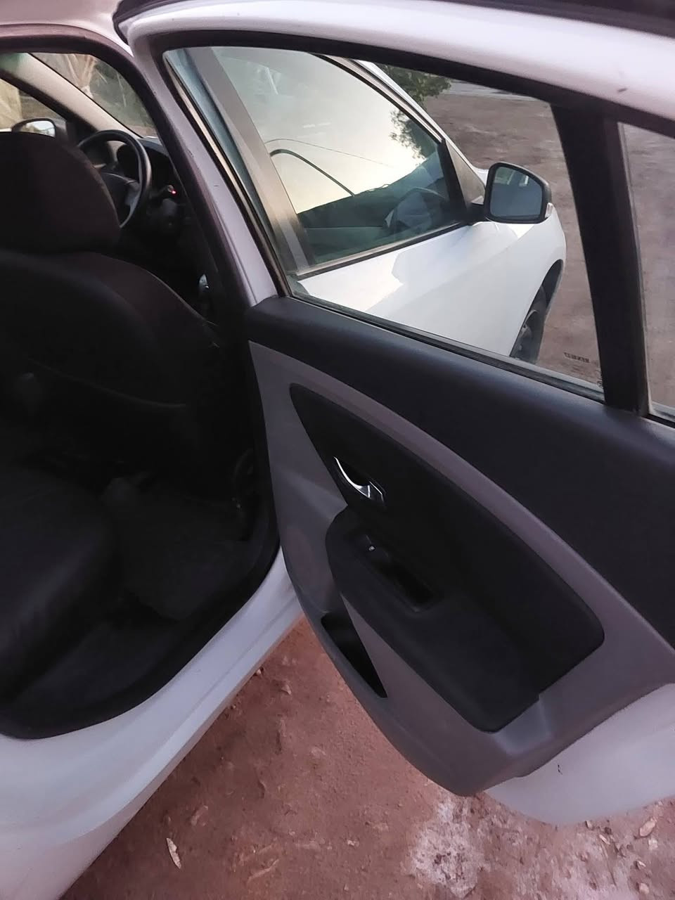 رينو فلونس موديل ٢٠١٢ بغداد سياره باسمي سنويه ل٢٨ مكفوله بيهه دحجات بسيطه وبارد قليل دعاميه جديده محرك قبق الاصفر المرغوب مكان ديوانيه سعر عل خاص واتساب ***********
