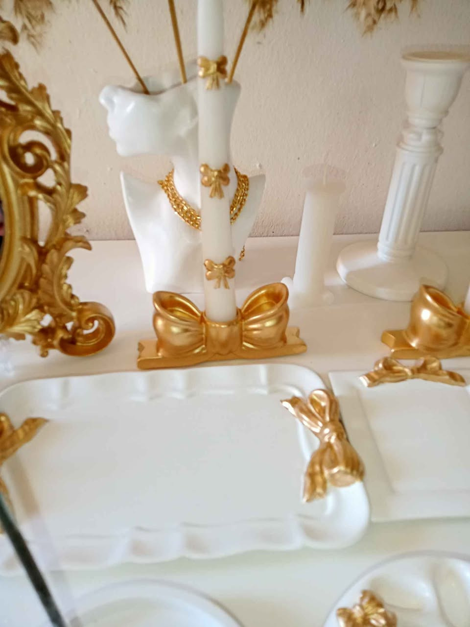 Ensemble pour coiffeuse :  plateaux porte accessoires, bougeoirs, bougies parfumées,porte bague,porte anbar avec grand miroir style vintage 27/18cm, disponible en blanc et doré,les autres couleurs sur commande et livraison disponible الجزائر, بئر مراد رايس


**إذا كنت صاحب هذا الإعلان وتريد حذفه لأي سبب، رجاءا أرسل رسالة إلى الدعم الفني**