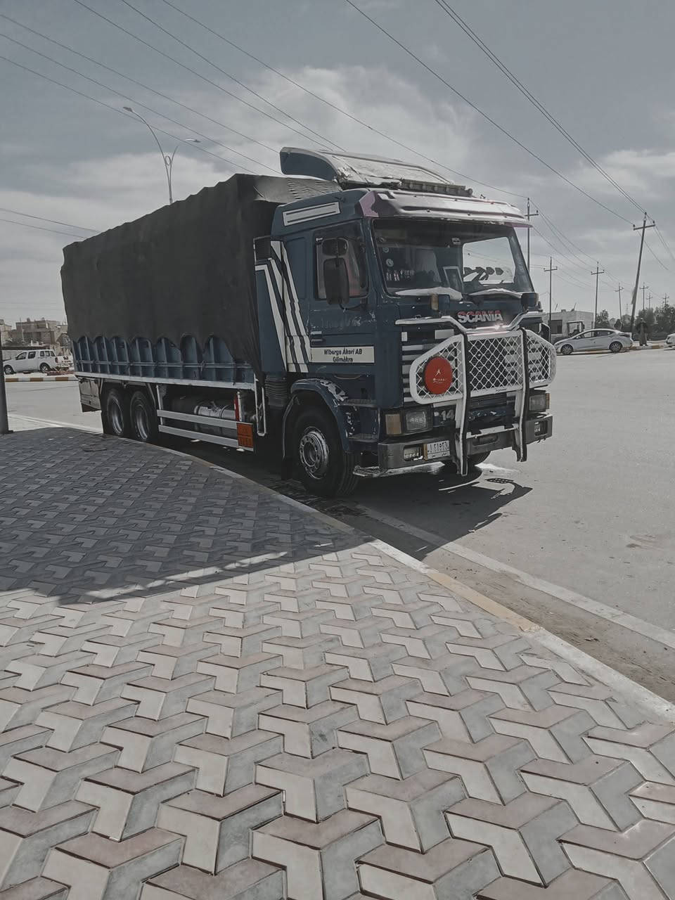 سلام عليكم سكانيا البيع موديل 93 حجم المحرك 143 كير 3_3  تخم تاير دوشمه جديده مكلف  ***********
