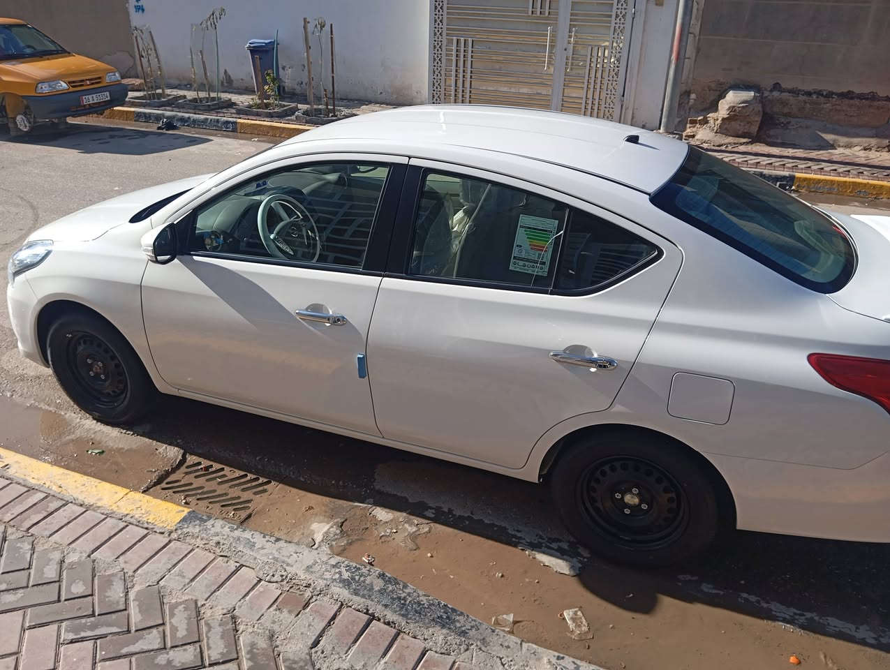 نيسان سني موديل ٢٦ ماشيه ١٨ الف قطعتين تبريد السعر ١٢٥ وبيه مجال قليل رقم تلفون ***********
