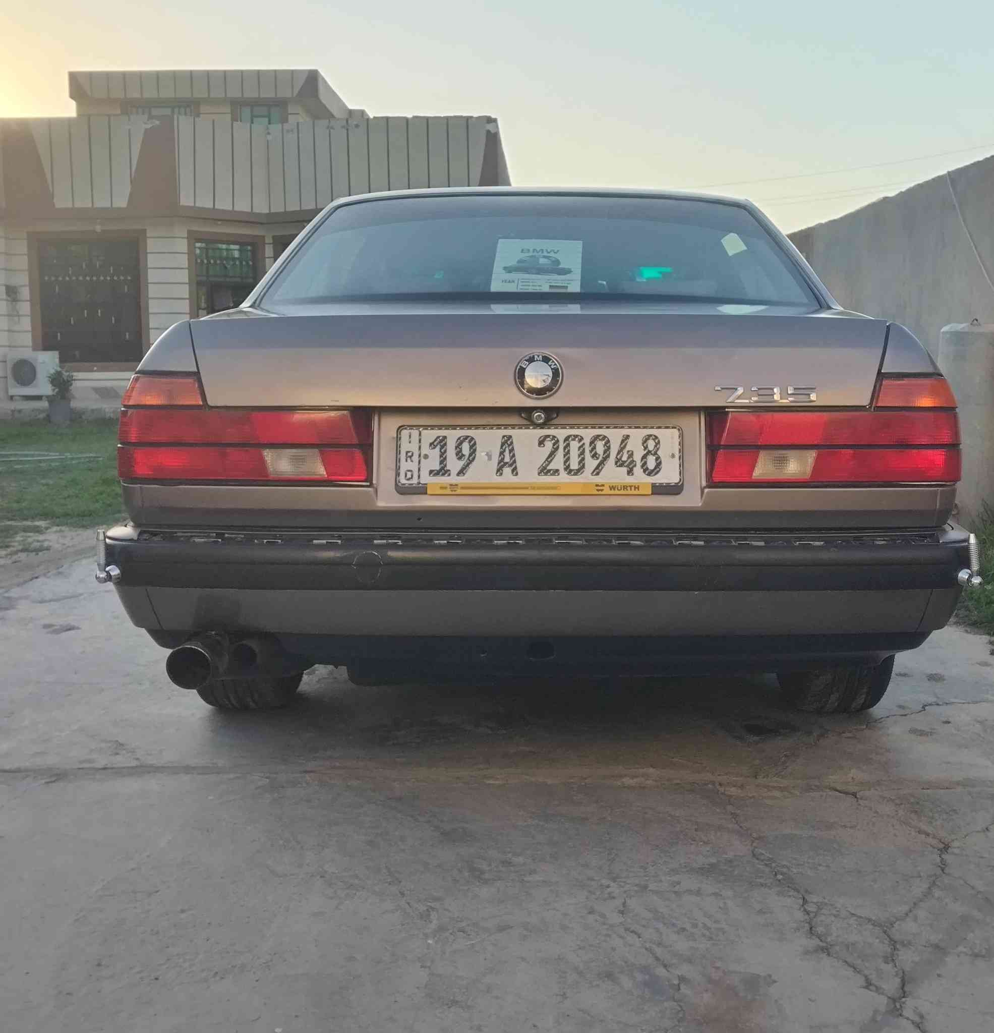 السلام عليكم بي ام موديل 89 سياره جاهزه مكينه كير حداديه اكسن تخم تاير غرفه جديده رقم كربلاء نكيليزي سنويه 30 مداور ثاني يوم  حجم 735. السعر 50 وبيه مجال مكان حله رقم الجوال.  (***********)
