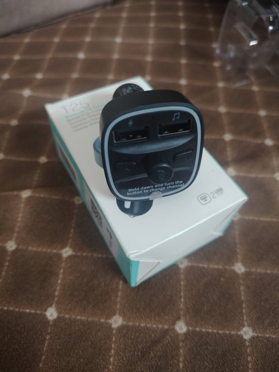 سلام عليكم  جهاز  مشغل MP3 وشاحن سيارة بلوتوث (FM Transmitter)، وهو حل عملي للسيارات اللي ما بيها بلوتوث أو مدخل AUX. طريقة الربط والتشغيل:شد الجهاز: تحطه بمكان "الولاعة" مالت السيارة.ضبط التردد: تفتح راديو السيارة وتختار "تردد فارغ" (يعني محطة بيها بس وشوشة وما بيها بث).مطابقة الرقم: تضغط ضغطة مطولة على الزر اللي بالجهاز لحد ما يكوم الرقم "يرمش"، وبعدين تحرك الزر يمنة ويسرة لحد ما يصير نفس الرقم اللي بالراديو.كنك بالموبايل: تفتح البلوتوث بموبايلك وتسوي "اقتران" (Pairing) وية الجهاز. Farnell +5مميزات الجهاز:تشغيل أغاني: تقدر تشغل أغاني من موبايلك مباشرةً على سماعات السيارة، أو تحط "فلاش" (USB) أو "رام" (Micro SD) بفتحات الجهاز.شحن سريع: يحتوي على فتحات USB لشحن الموبايل أثناء القيادة.مكالمات (Hands-free): تقدر تجاوب على المكالمات وتسمع صوت المتصل من سماعات السيارة وتحجي وياه لأن الجهاز بي "مايك" داخلي.التحكم: الزر الوسطي تقدر من خلاله (تجاوب/تنهي المكالمة، تشغل/توقف الأغنية، وتعلي وتنصي الصوت). قطعة اصلية جديدة سعر 10 تواصل ***********
