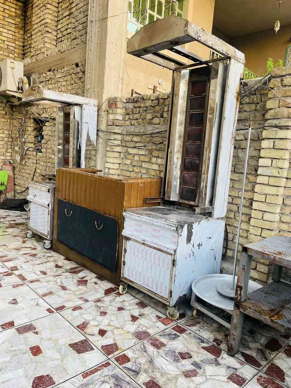 السلام عليكم غراض مطعم استعمال جداً قليل تجي وتشوف نضافتهن بعينك
مشوايه كص 8 عيون 
مشوايه كص 6 عيون 
كاملات هنه وغراضهن شيش استان حته صواني وياهن 
ميز مرتب عيون بي ثنين كلشي يرهم 
سعر 950 مكان بغداد الحبيبيه ***********
