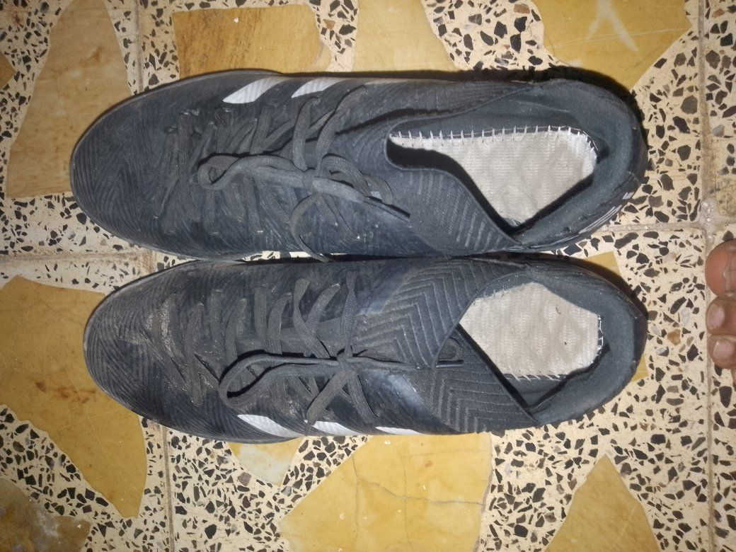 السلام وان تكرمون عندي هاي الحذاء مال طوبه بعده جديده مال ملعوب بيه بس مرتين مشتريه30
رايده 20 شراي تعال خاص بس بيه تراب امسحه وشوفه قياس42


**إذا كنت صاحب هذا الإعلان وتريد حذفه لأي سبب، رجاءا أرسل رسالة إلى الدعم الفني**