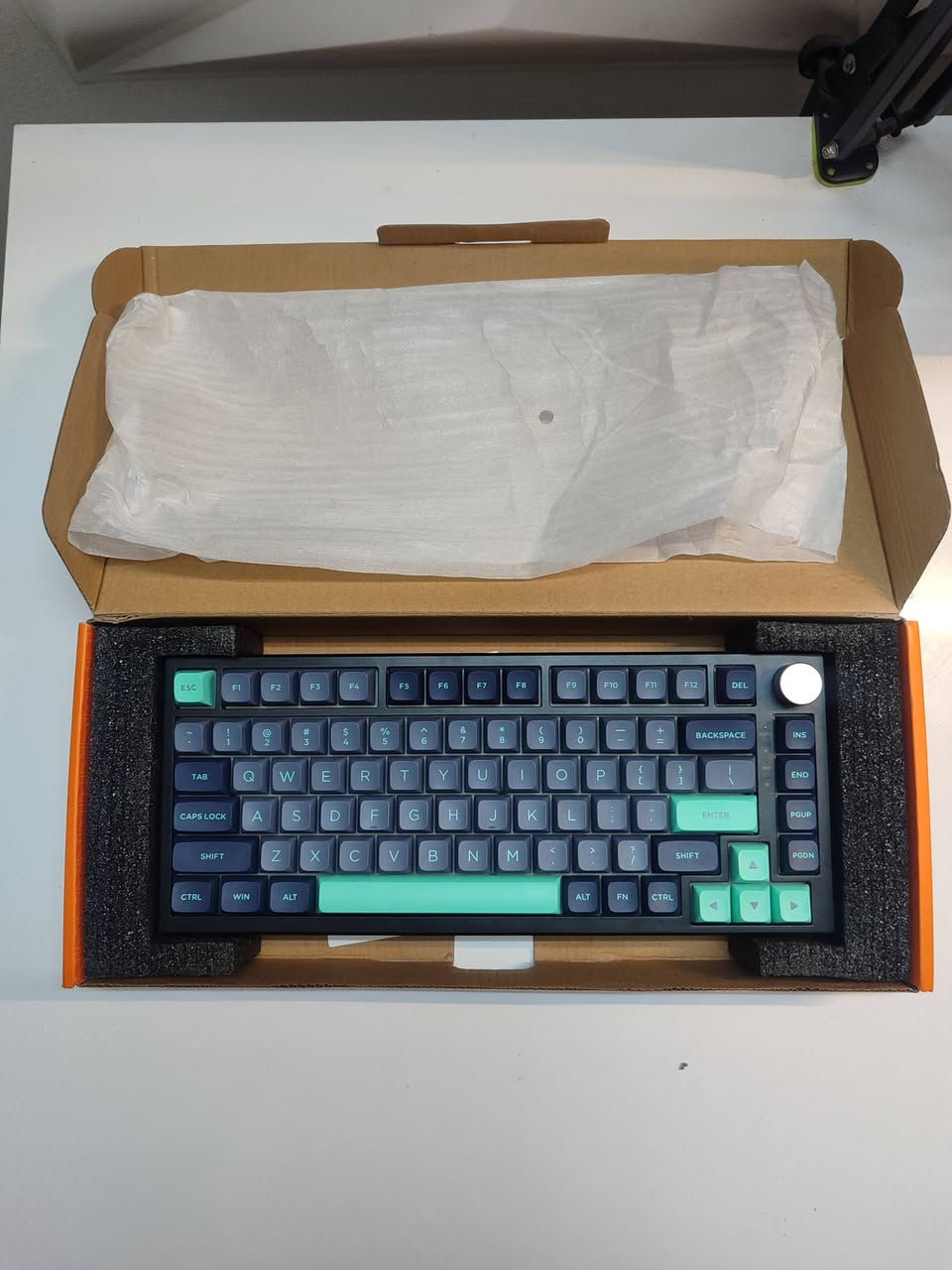 قطع للبيع توصيل موجود 

مايكرفون ويا ستاند مع بوب فلتر وكيبل XLR كامل 30 الف 

سبيكرات 15 الف 

كرت صوت 10 الف 

كامره 4K ب60 الف 

Keyboard VGN N75 PRO 
55 الف 

Keyboard Brick87 
65 الف

للتواصل
***********
