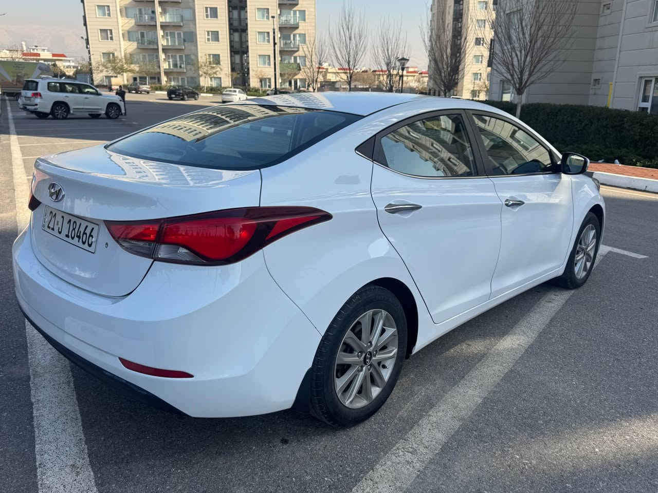 بە ناوی خوای گەورە
هۆندای ئەلەنترا 2014 شکڵ گۆڕاو شکڵی 2015
شتی لۆک و دانسقە و سفر
مەکینە١٨ گەورەی مەڕغووب
هەموو گیانی لە سەر دەقی شەریکە ماوەتەوە
بێ بۆیاخ و قوپاوی و شوخت و سارد
مواسەفاتی تەنها سڵاید و بەسمە نییە
کەم ڕۆشتوو 
بە ناوی خۆمەوەیە تا وەکو 2030 
دینارێ مەسرووفی نییە
تایە و باتریشی تازەیە 
سپێری دانەبەزیوە
چرکەی تیا نییە 
وەکو سفر وایە
شوێن سلێمانی
*********** السليمانية, العراق
