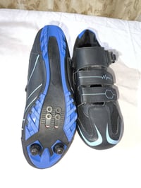 ملابس • مجاني