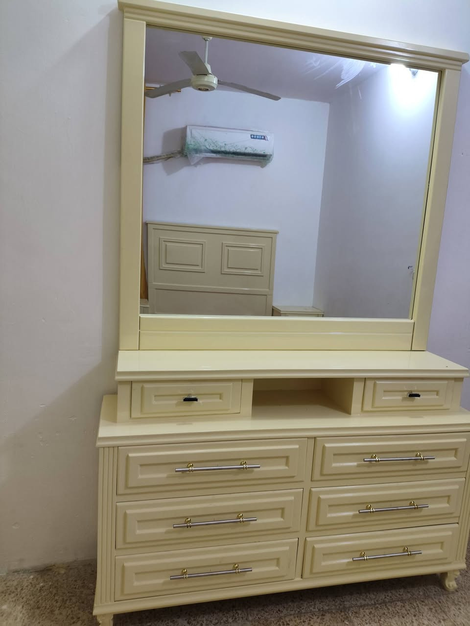 السلام عليكم تم تسليم طلب الزبون 
غرفه خمسه طابقين نجاره عراقيه 
خشب صاج خمسه ملم وجهين 
الصبغ حراري مال سيارات ضمان 15 سنه 
نشتغل حسب الطلب كل الموديلات التركيه 
نجاره علي كاضم بابل الحمزه 
واتساب *********** واتساب
