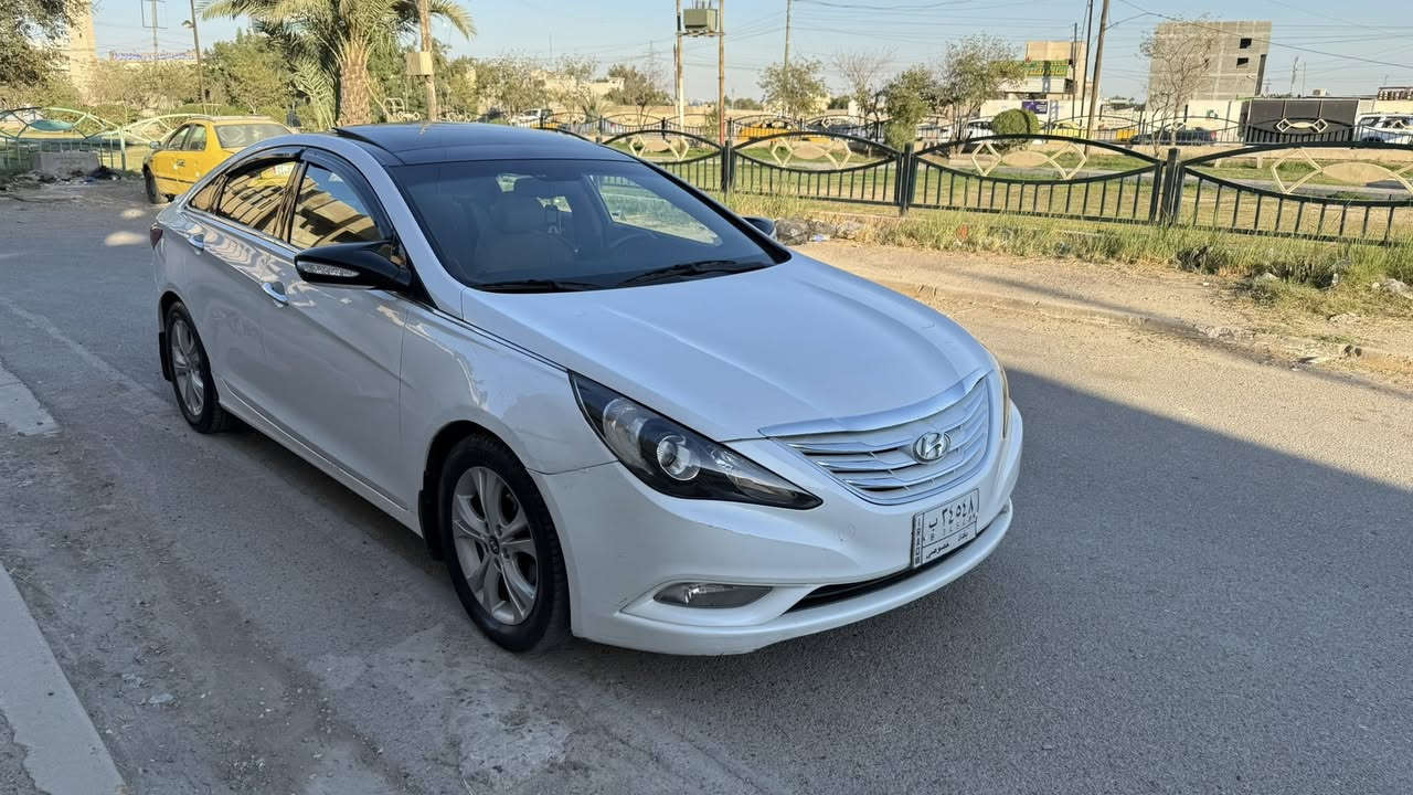 سوناتا خليجي جديده جدآ مكفوله من صبغ او حادث فول موصفات 1/1
محرك و كير مكفول بدون فتح او تبديل 
موصفات 
بنراما طكتين 
مري شفط 
كشن كهرباء 
حساس خلفي 
شاشه كبيره و كامره ع بغ 
دبل كزوز  
اريل نفكيشن 
تحكم ستيرن 
حجم محرك 2.400 دوش 
السعر 128 
مكاني بغداد حي الاعلام رقميً

***********
