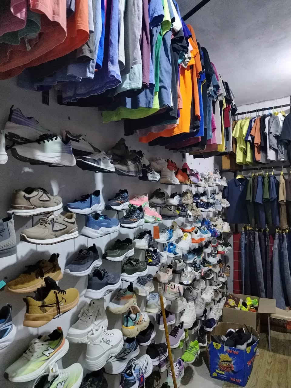 سلام عليكم تعزيلت محل لبيع 250زوج احذيه باله وجديد بسعر مناسب وعندي 100زوج اسلبر مشكل ***********
