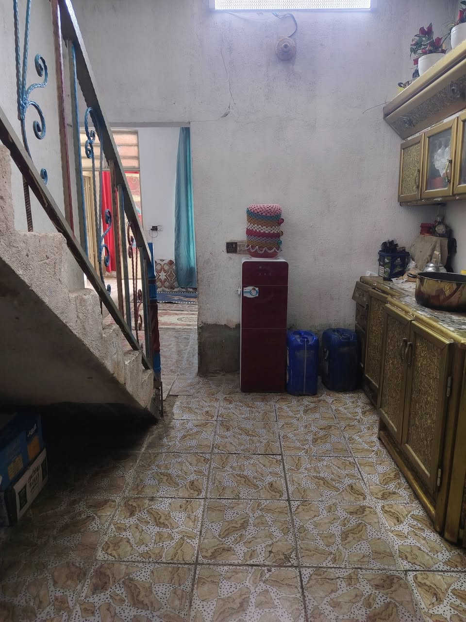 بيت للبيع مساحة ١٦٠ متر قاطين القاط الأرضي بي غرفةواستقبال وصالة ومطبخ ومنور والفوك غرفتين وصالة وصحيات خلف مدرسة الزوراء الأهلية لاتصال ع رقم ***********
