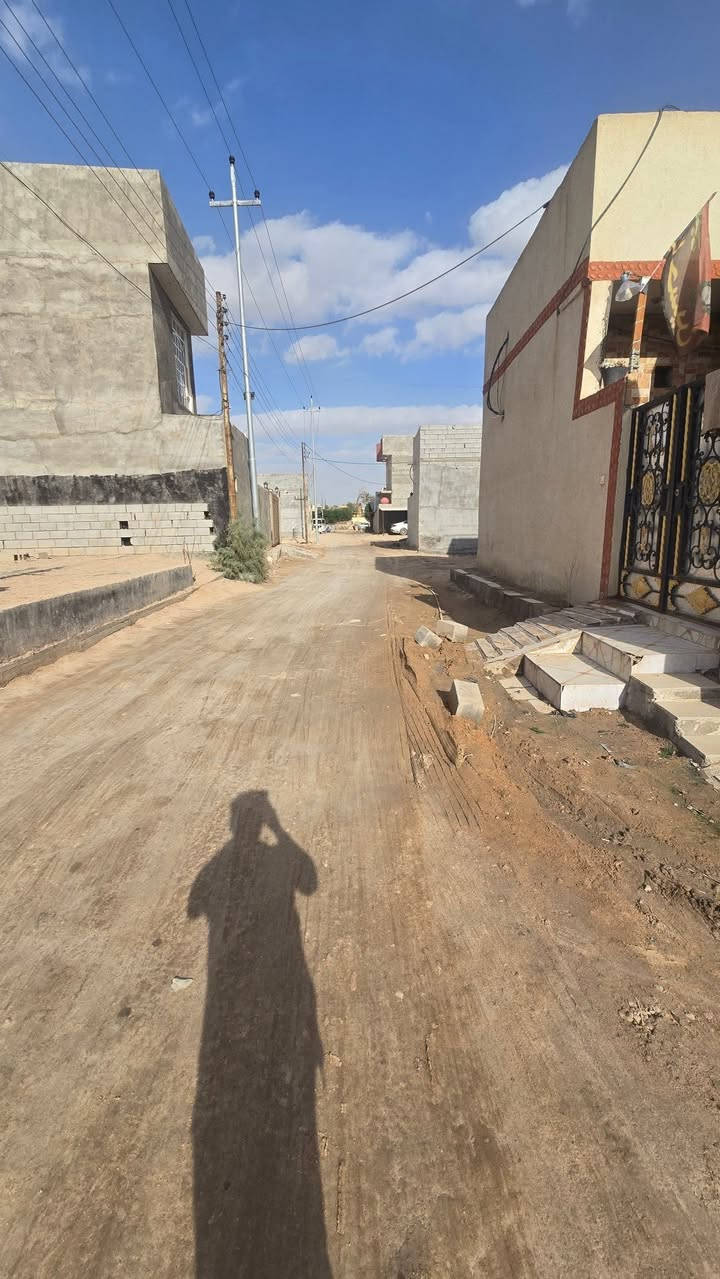 قطعه للبيع مساحه 220 واجه 21 ونزال 10 بزين لعابدين بضهر لمجمع بشارع ابو جواد محدوله ومدفونه تعال وابني سعره 37 وبيه مجال بسيط رقمي ***********
