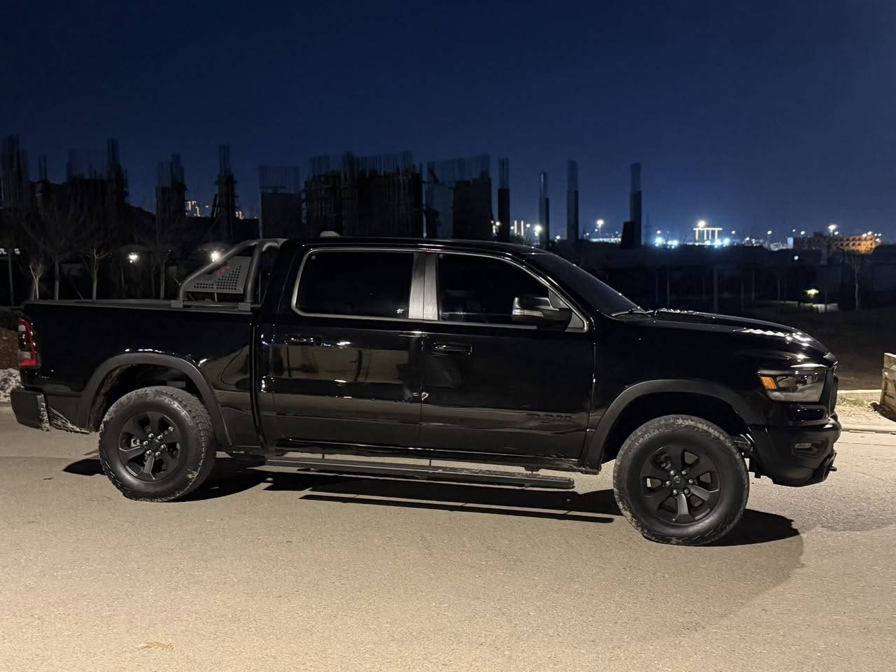 (Ram Rebel 2021) للبيع
محرك: 8 سليندر هيمي 
مسافه المقطوعه: 105 الف km 
وارد امريكي 
مواصفات:
-شاشه كبيره 
-كامره خلفية
-ستيرن تدفئة
-مقاعد تدفئة 
-سقف سلايد 

سيارة جاهزه هزه و تحويل 
السعر :3.45 و بيها مجال 
السيارة موجودة بسليمانية
                                                                  *********** 
رقم الشاصي: 1C6SRFLT7MN592262
