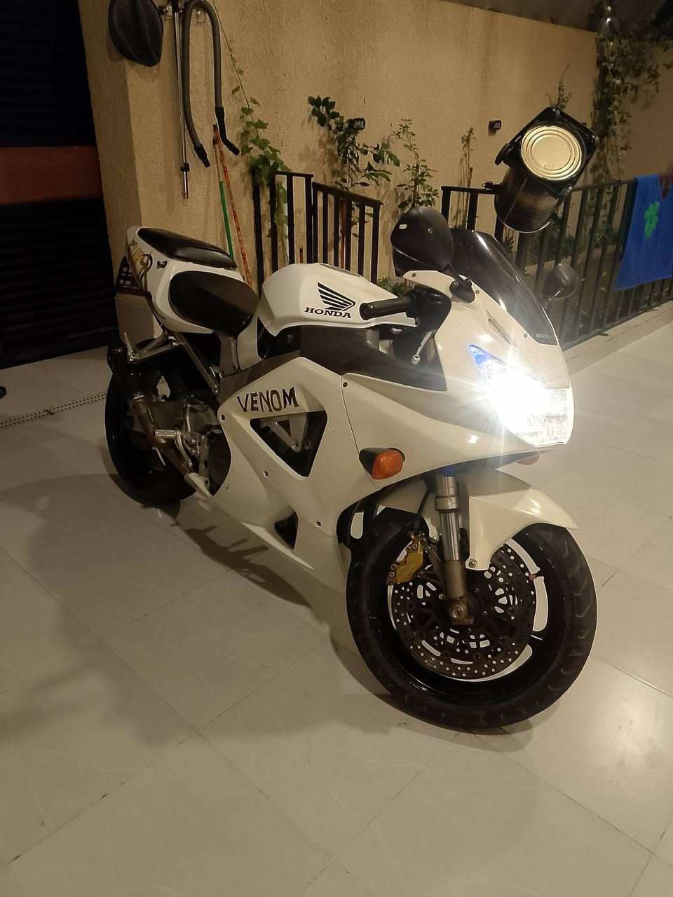 Cb1000rrللبيع
دراجه نظيفه وشلعتها حلوه وكفراتها نظافه 80بالميه محرك مفتوح وكهربائيات كلها شغاله بس الأشاير ميشتغلن لايت عالي ناصي بگ لايت شغال كزوز رياضي akrapovic
سعرها 17 ورقه وبيه مجال بسيط مكاني كوت 
***********
