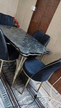 ميز طعام • للبيع