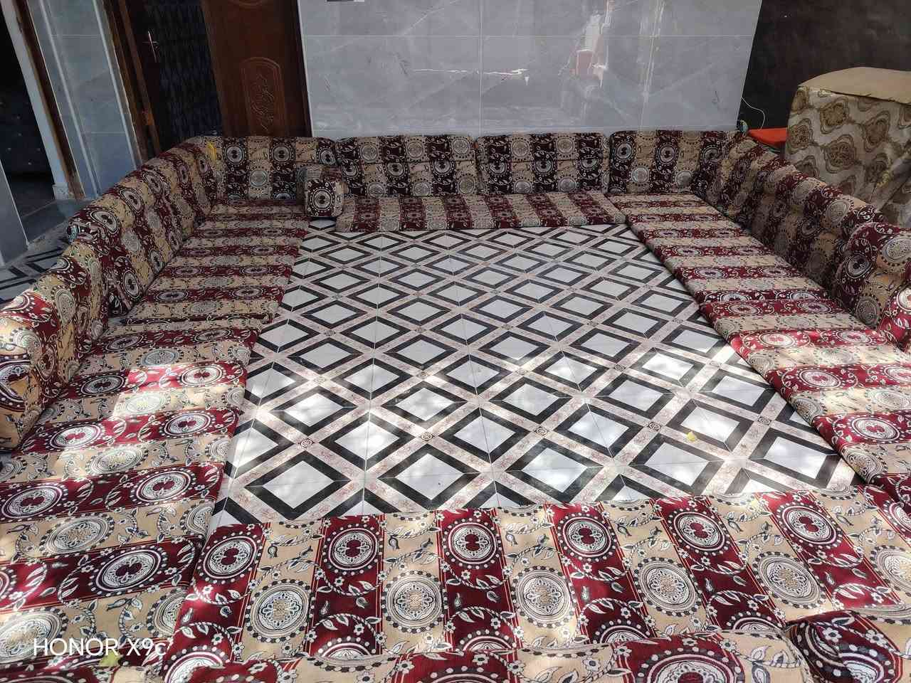 جلسة للبيع السعر ٢٠٠ قابل للتفاوض الاتصال على ***********
