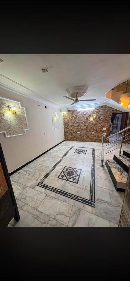للايجار بيت ٢٠٠ متر وحتين سكنية طابق ارضي غرف نوم وصالة ومطبخ وخدمات وطابق الاول غرفتين نوم وصالة ومطبخ وخدمات السيدية مربع الاربعمية ايجار مليون وربع للاستفسار  ***********
