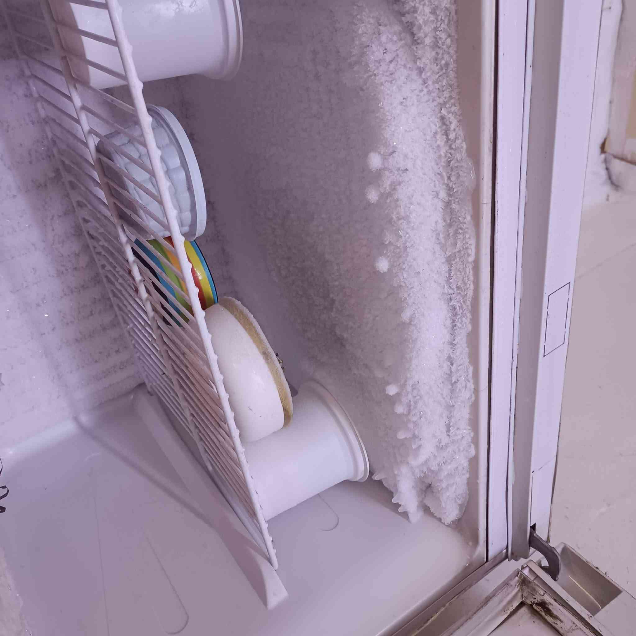 السلام عليكم ثلاجة للبيع ***********واتساب فقط
