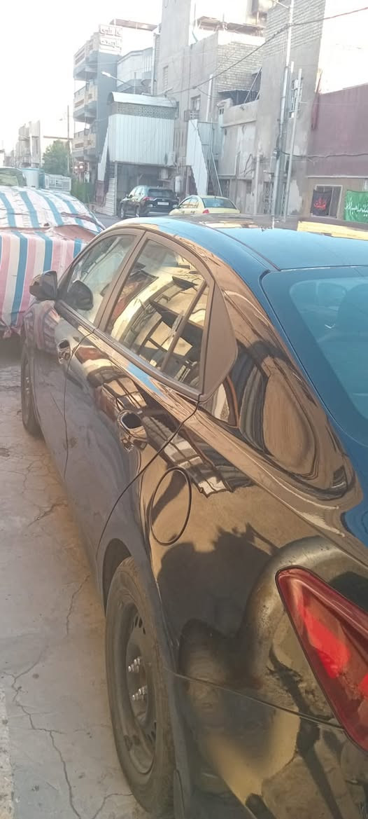السلام عليكم. كيا ريو.   احنه مستورديها من امريكا على أيد وحده. موديل ٢٠ رقم بغداد بسمنه تحويل مباشر. الحادث. فقط باب صدر. والباب الخلفي بي. نص صبغ. الباقي كفاله. عامه ماشبه ٣٣ الف. السعر١١٠ وبيه مجال بسيط.  ***********
