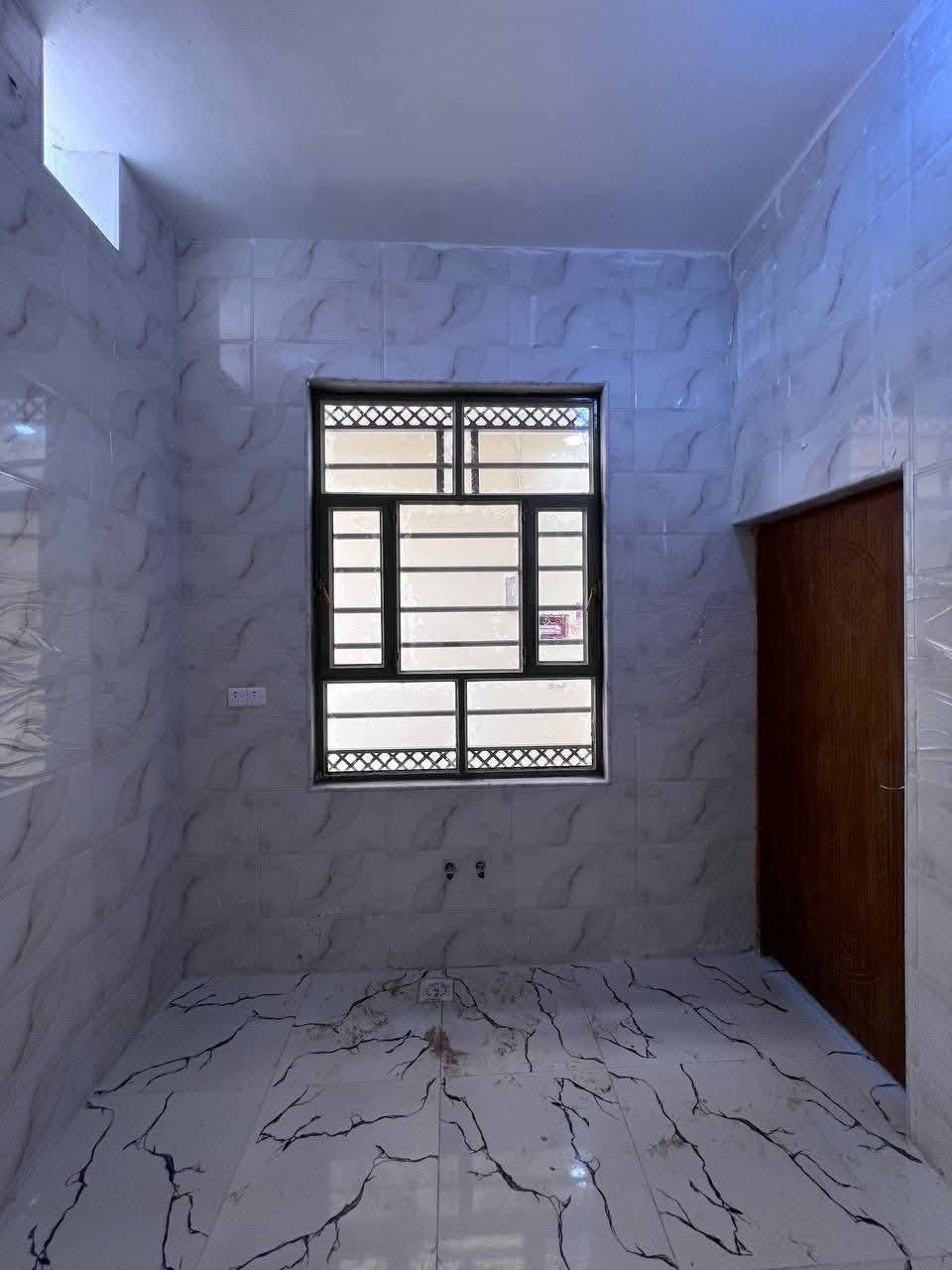 اسعد الله اوقتكم بكل خير احبتي
*********** ابو يوسف 

تاخذلك بيت #بمساحة 160م 🏠

#وبسعر جوه السوك 55 مليون وبي مجال 
.
ملك صرف زراعي عراقي نموذج 25

وكالة مكاتبة نسخة من الطابو 

تقابل صاحب الارض مباشر .

اساس وسقف #كونكريت
#البناء_2026 حديث وشغل مرتب 

#بحتوي:: طارمة . صحيات خارجية . أستقبال

صالة واسعة . غرفتين منام القياس 5*4

مطبخ . صحيات داخلية . مناور . درج . مخزن 

البصرة . إبي الخصيب . طريق العوجة عن طريق العوجه
 600 متر تقريبا 

مجاري ما تفكر بيهم . ماء كهرباء . مدارس يمك

فارق جاهز للسكن تستلم بيتك عند المكتبة مباشر 

#للأستفسار ::ابو يوسف ***********
