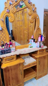 خشب ثقيل • استعمال شهر • غرفة نوم