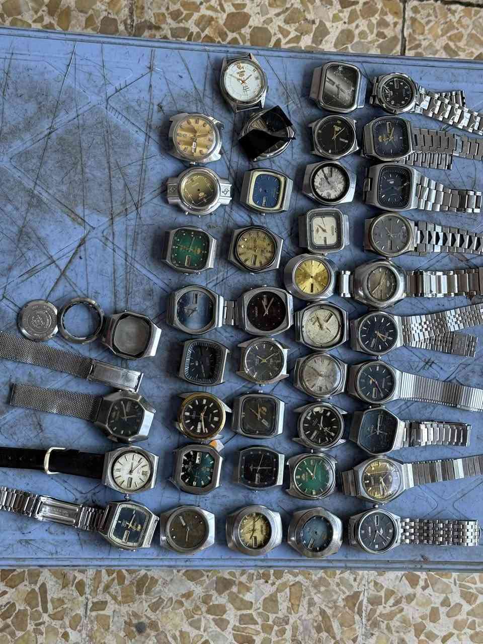 مجموعة ساعات للبيع
أربعين ساعة  للبيع فحم في فحم
عدد 40 قطعة 
سعر القطعة 11 الف
يوجد توصيل لجميع المحافظات 
***********
