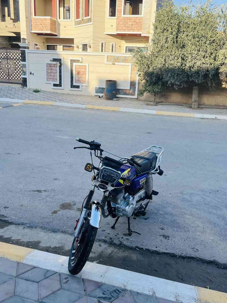 السلام عليكم الدراجه للبيع سيفان 2025 باب اول  صفر جارج الدراجه بعده بلادي شديته على ايدي  الدراجه كفاله من التاير الخلفي للئامامي الدراجه مال جناي .*********** متواجد فيس واتصال.🤍
