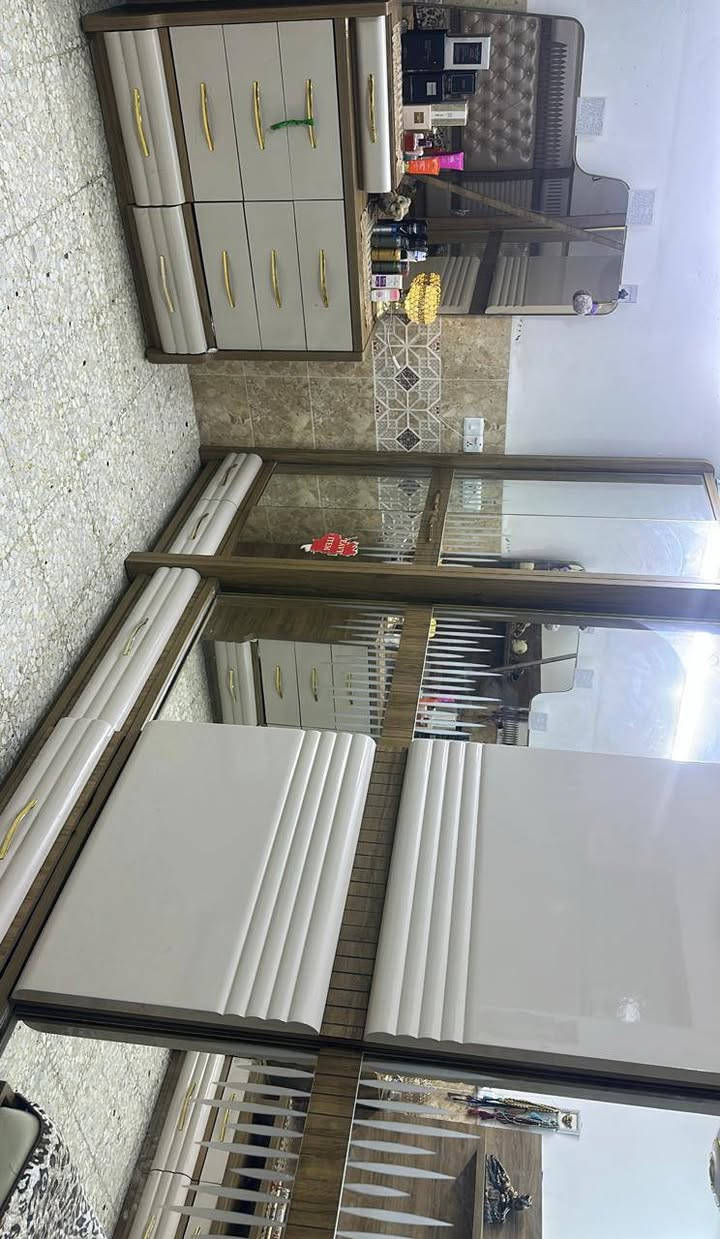 اسلام عليكم غرفة للبيع نضيفه
الامين الثانيه سعر مليون و200 وبيهه مجال بسيط 
***********
