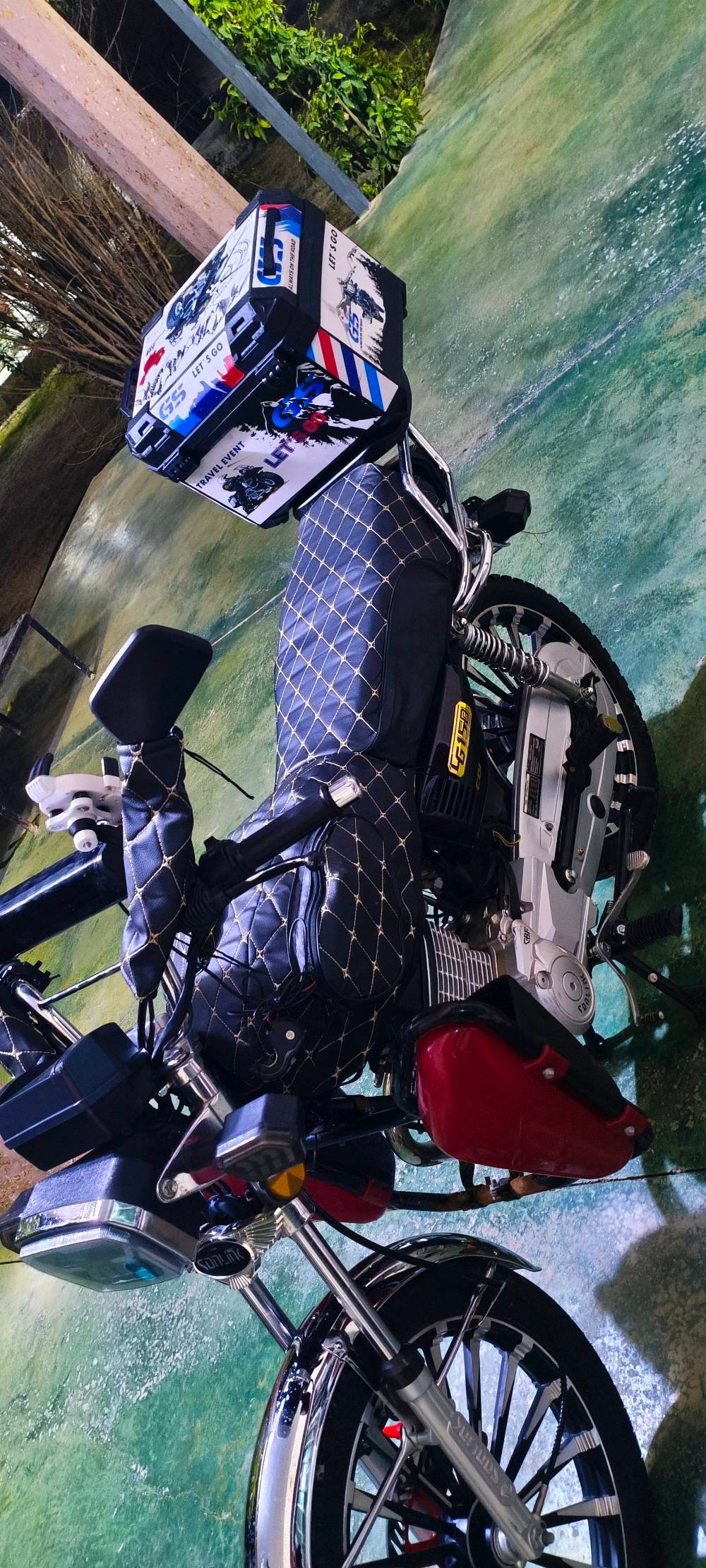 دراجة نارية مميزة موديل Sonlink 200CC بحالة ممتازة. تم تجهيزها بصندوق خلفي لتخزين الأمتعة، وتصميم مريح للمقعد مغطى بالجلد. مثالية للرحلات الطويلة والمشاوير اليومية.