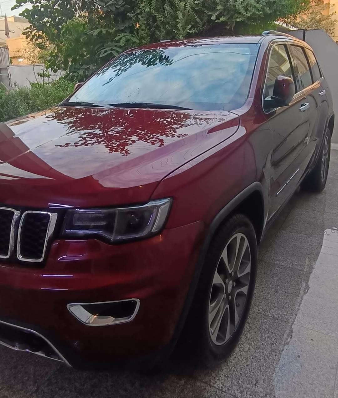 جيب شيروكي 2018 لمتد (خليجي)***********  للاتصال مكان السيارة البصرة
اربيل سنويا منتهية 
جاملغ امامي عكس السايق فقط صبغ 
باب عكس السايق بارد قليل تحت المراية
حساس امامي خلفي 
توقف ذاتي 
مري تعتيم ذاتي 
مري شفط
كشنات كهربائي 
كشن خزن 
تدفئه وتبريد كشنات
تدفئه كشنات الخلفية
شاشات خلف الكشن بلاد
ستيرن تدفئه
شفتات ستيرن
باب خلفي كهرباء 
تشغيل عن بعد 
بانوراما 
تبريد شاشه
ويل 20
تخم تاير تايلندي جديد إنتاج 25
ميكنه 3600
بصمه دخول ذكي
نظام ايكو 
نظام سبورت
مانع تزحلق
شاشة كار بلي 
بانوراما 
شاشات خلفية
السعر 255
